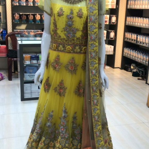 Heavy embroyid frock - Picture 3 of 3